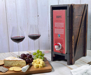 Handgjord vinboxhållare i återvunnet trä – elegant ställ för bag-in-box
