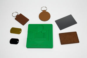 Graveringsjigg för xTool F2 med nyckelbrickor, läderprodukter och visitkort