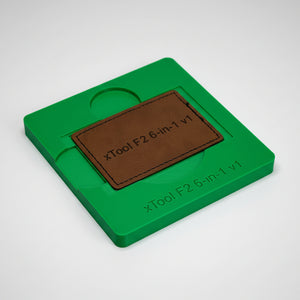 Läderemblem 76x51 mm placerat i graveringsjigg för xTool F2