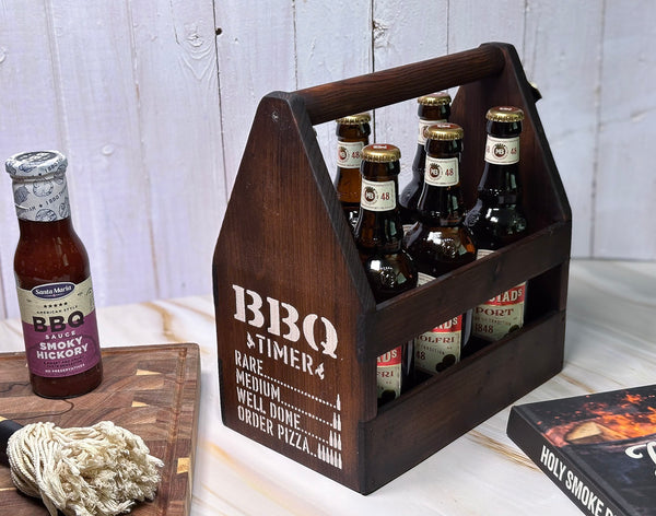Flaskhållare i trä BBQ – med humor och funktion!