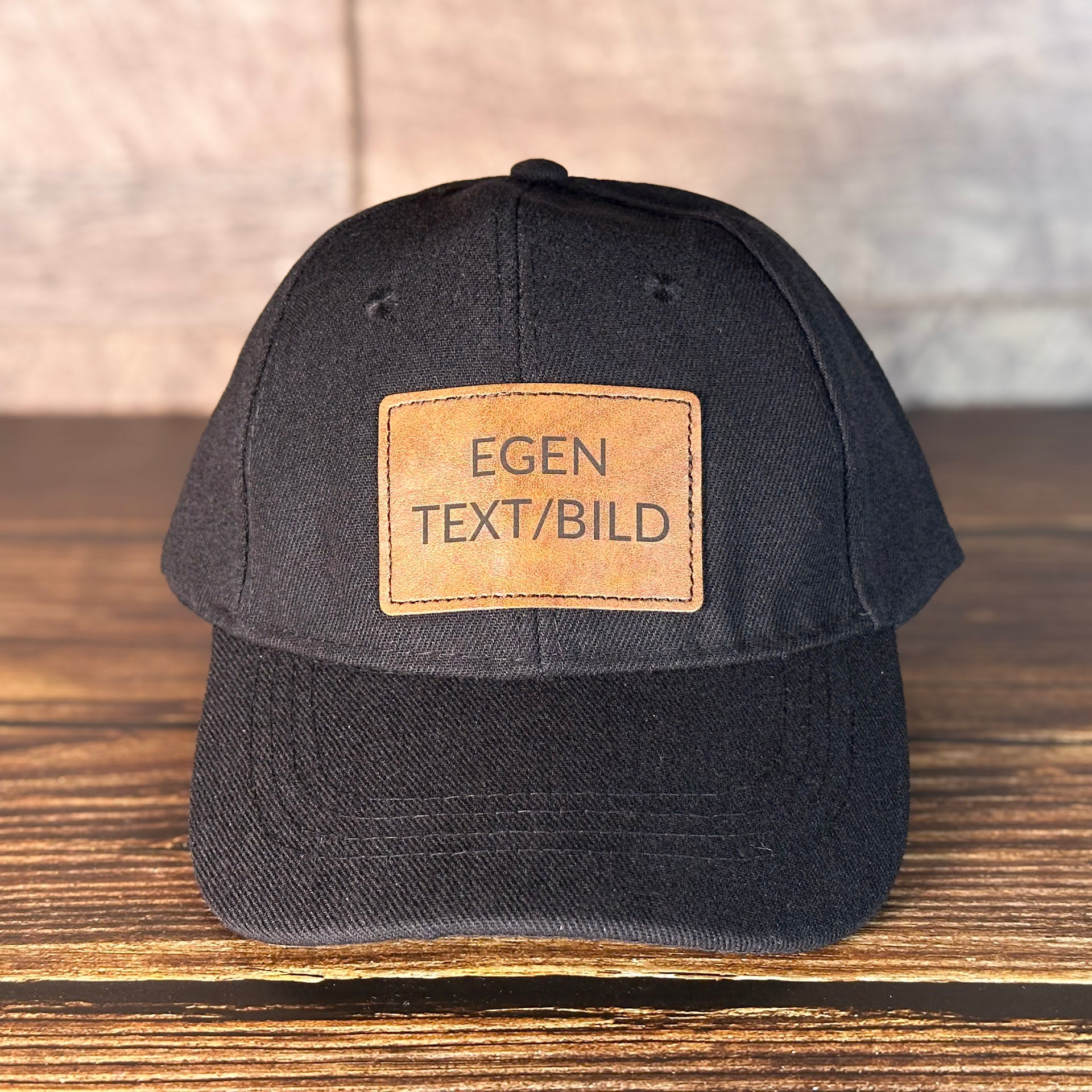 Personlig keps med läderemblem – egen text eller design