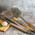 Grillredskap set från Omberg med stekspade, grilltång, grillborste och personligt underlägg i kork