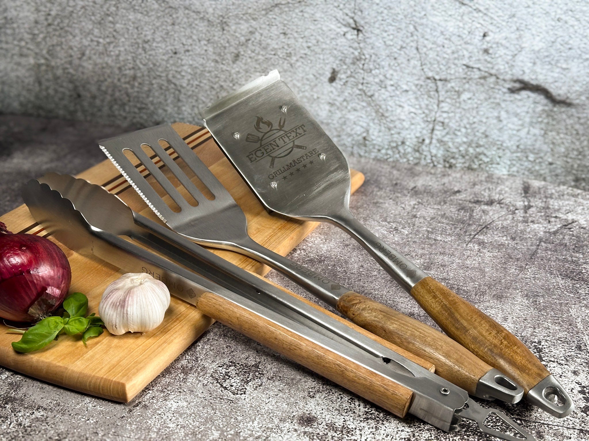 Grillredskap set från Omberg med stekspade, grilltång, grillborste och personligt underlägg i kork