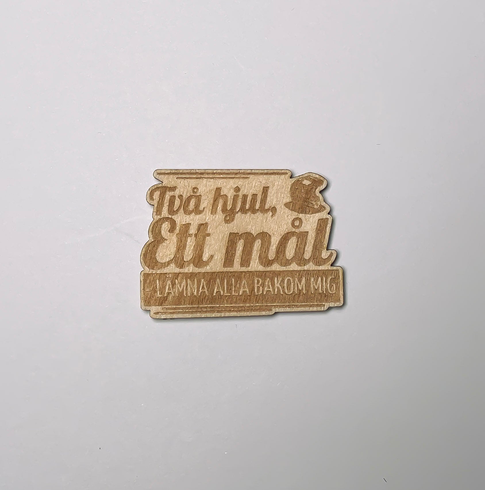 Kylskåpsmagnet i trä med texten Två hjul ett mål - lämna alla bakom mig