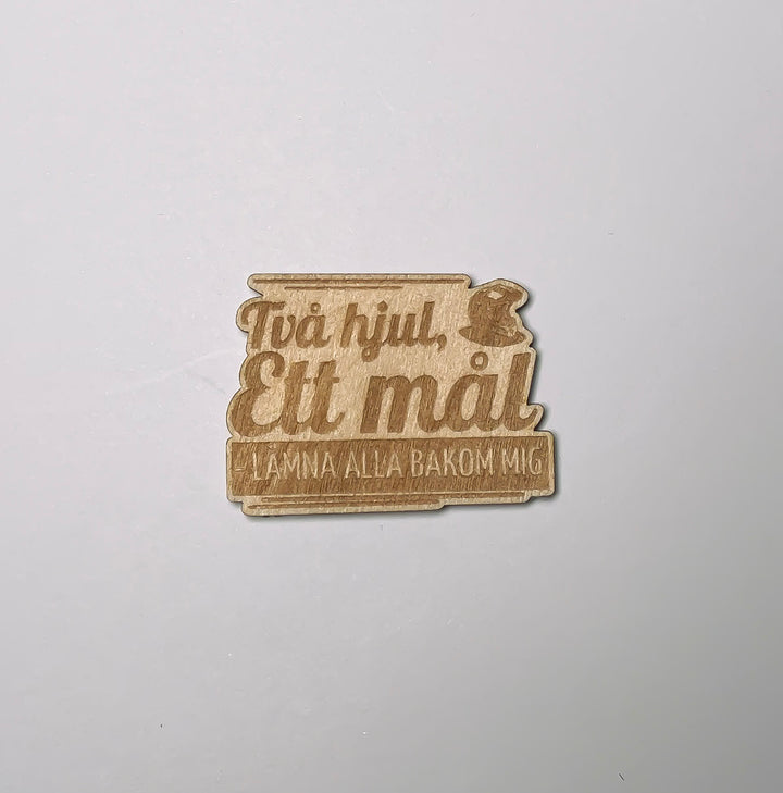 Kylskåpsmagnet i trä med texten Två hjul ett mål - lämna alla bakom mig
