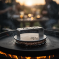 Burger Store Smashjärn pressar en smashburger på grillen – personlig gravering