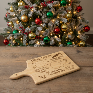 Skärbräda i trä med gravyr – ”Dear Santa” med plats för kakor, mjölk och morot till renarna. Personlig julbräda från Norrgården.