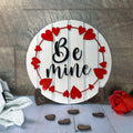 Handgjord dekorskylt med den kärleksfulla texten "Be Mine" - skapad speciellt för Alla Hjärtans Dag