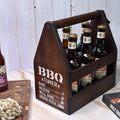 Handgjord flaskhållare i trä med humoristisk "BBQ Timer"-text – perfekt till grillmästaren