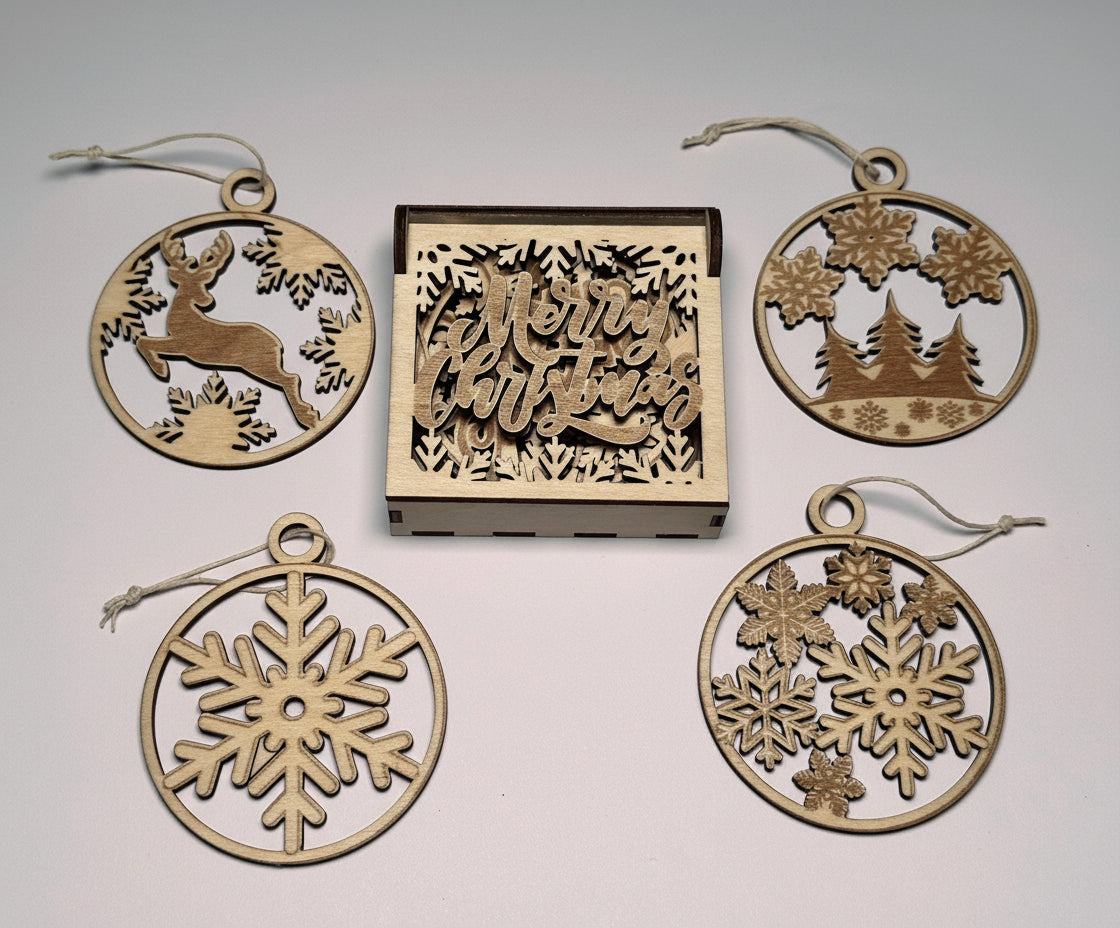 Set med fyra julhängen i trä med motiv av renar, snöflingor och vinterlandskap. Levereras i utskuren träask med texten Merry Christmas.