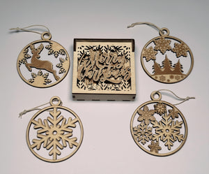 Set med fyra julhängen i trä med motiv av renar, snöflingor och vinterlandskap. Levereras i utskuren träask med texten Merry Christmas.