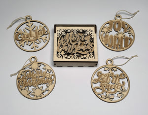 Julhängen i trä med textmotiv – Merry Christmas, Let it snow, Joy to the world och Believe. Levereras i dekorativ träask.