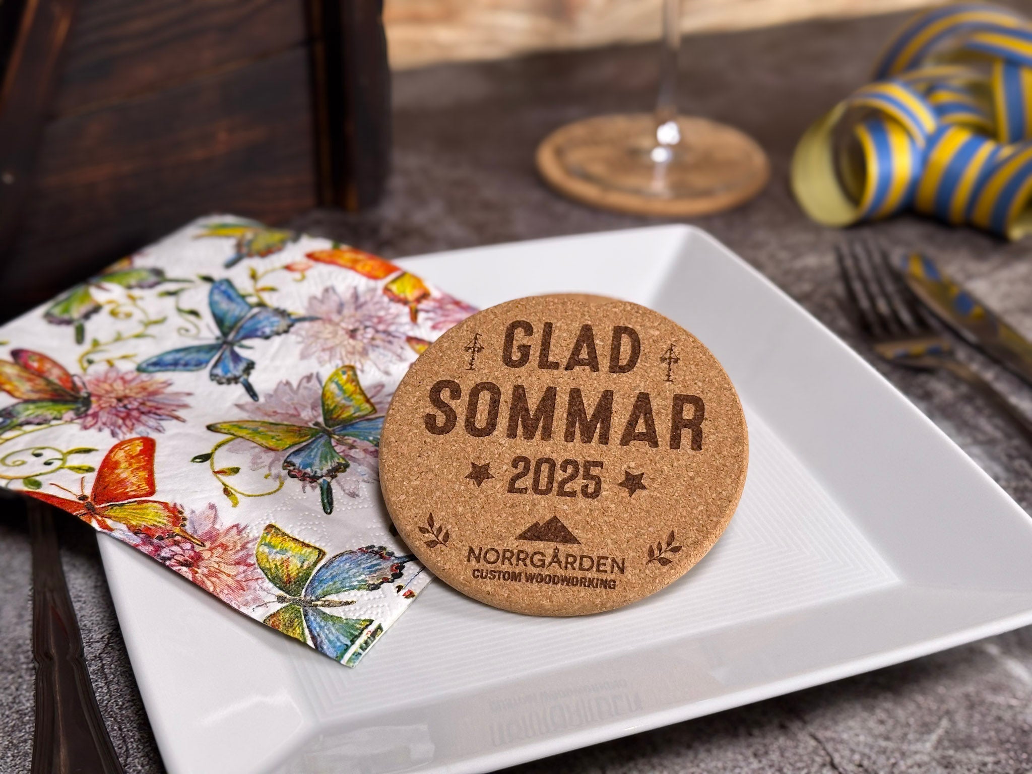 Somrigt korkunderlägg med plats för egen logotyp – företagsanpassat underlägg i naturlig kork.