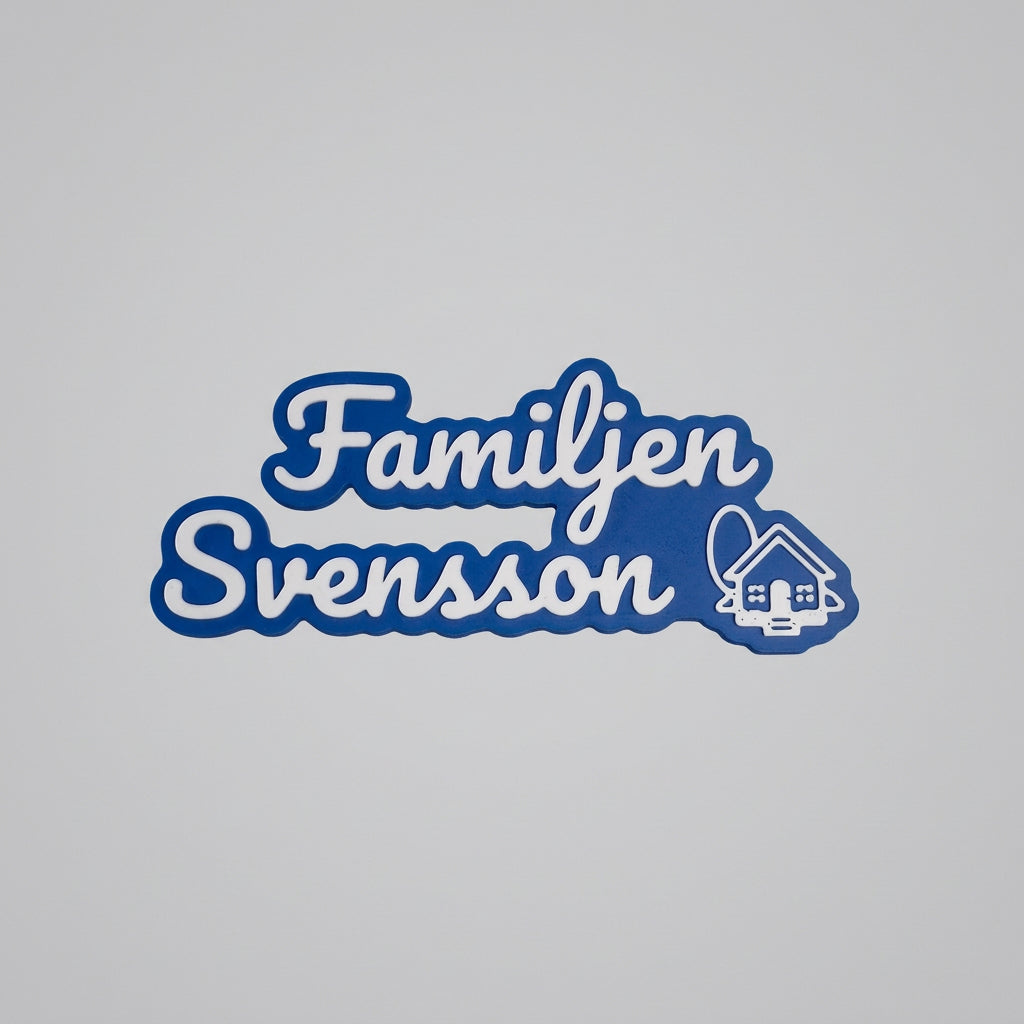 Kylskåpsmagnet med familjens namn – ”Familjen Svensson” i vit skrivstil med ett litet hus på blå bottenplatta