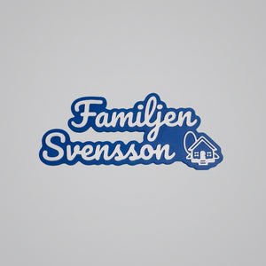 Kylskåpsmagnet med familjens namn – ”Familjen Svensson” i vit skrivstil med ett litet hus på blå bottenplatta