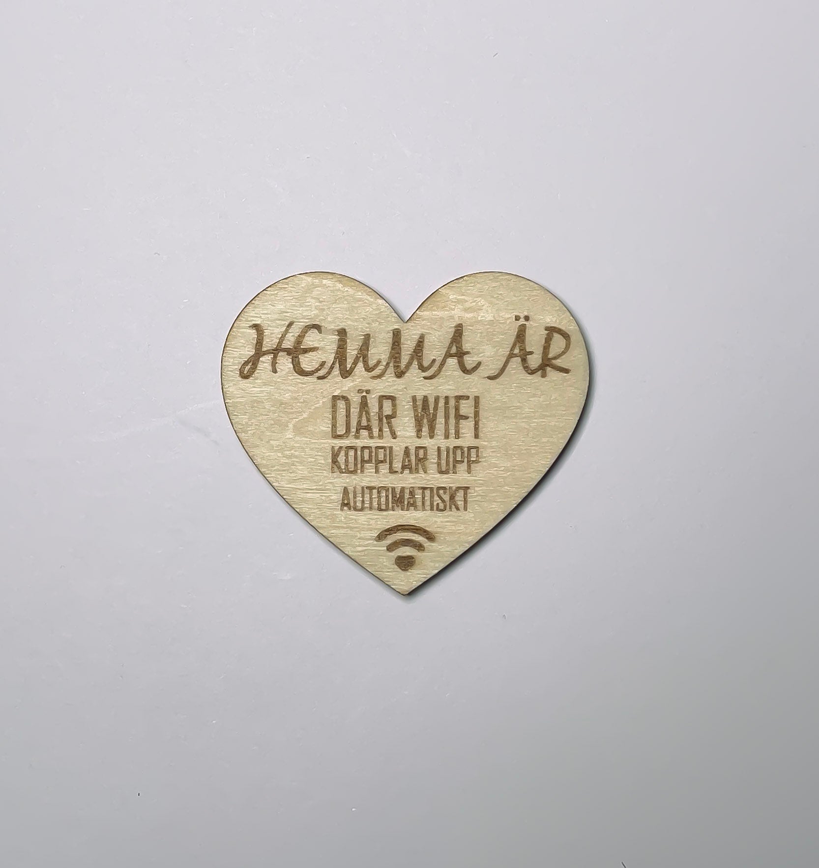 Kylskåpsmagnet i trä med texten Hemma är där WiFi kopplar upp automatiskt