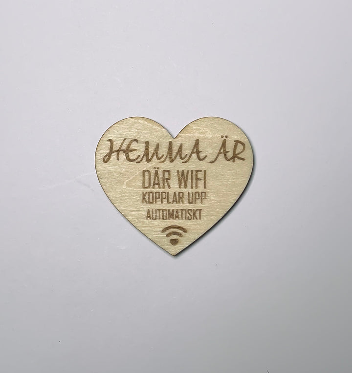 Kylskåpsmagnet i trä med texten Hemma är där WiFi kopplar upp automatiskt