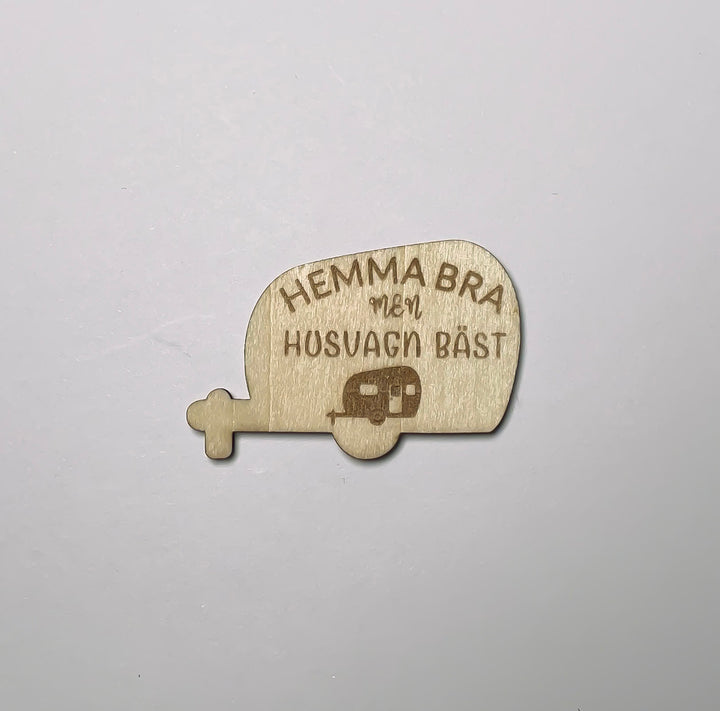 Kylskåpsmagnet i trä med texten Hemma bra men husvagn bäst