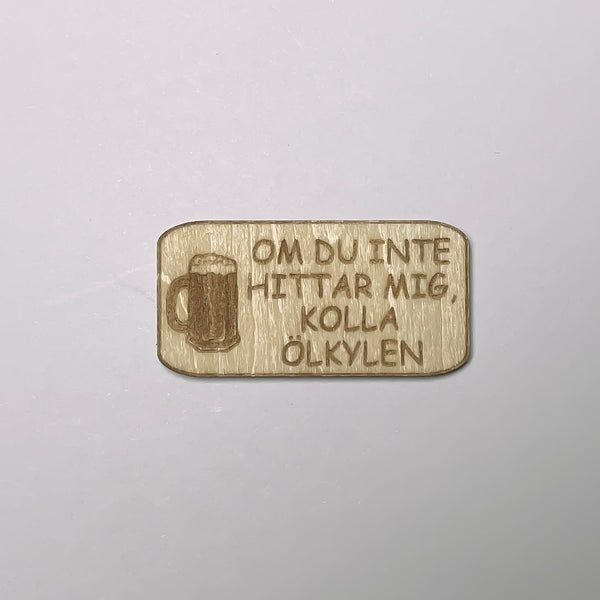 Kylskåpsmagnet i trä med texten Om du inte hittar mig kolla ölkylen