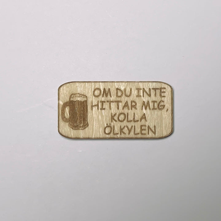 Kylskåpsmagnet i trä med texten Om du inte hittar mig kolla ölkylen