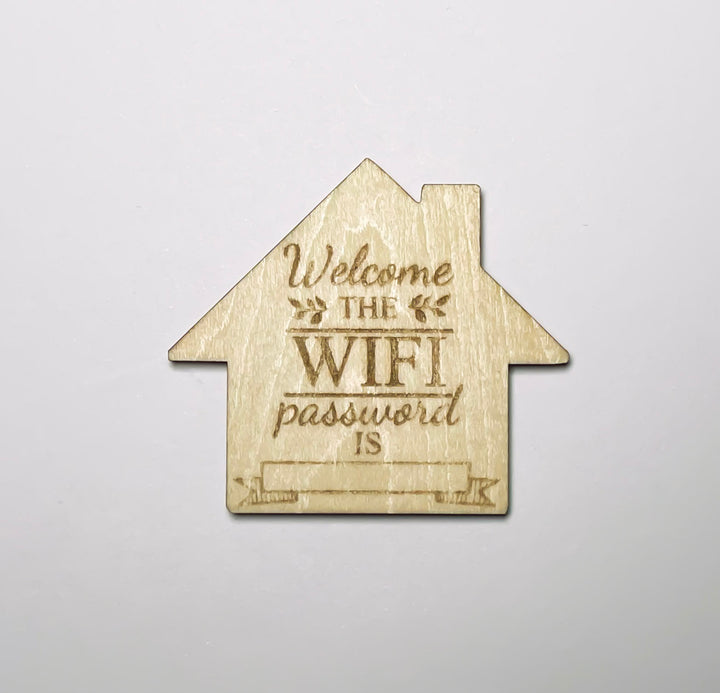 Kylskåpsmagnet i trä med texten Welcome the WiFi password is
