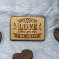 Magnet i trä med den humoristiska texten "Why Fall In Love When You Can Fall Asleep".
