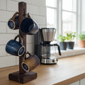 Mugghållare i trä med generöst utrymme för stora kaffemuggar