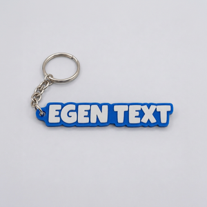 3D-printad nyckelring i TPU med texten EGEN TEXT, vit text på blå bottenplatta.