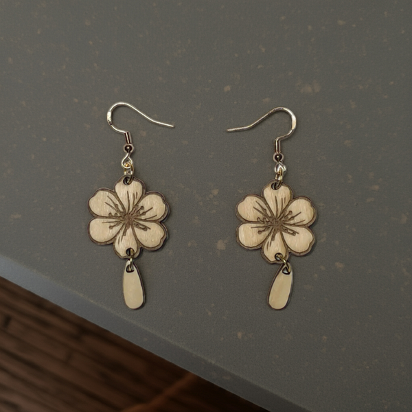 Örhängen i trä med beige cherry blossom-design och hänge