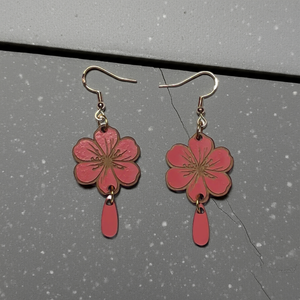 Örhängen i trä med rosa cherry blossom-design och hänge