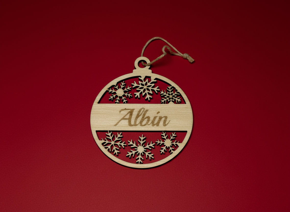 Personliga julhängen i trä med graverad text som t.ex. namn.