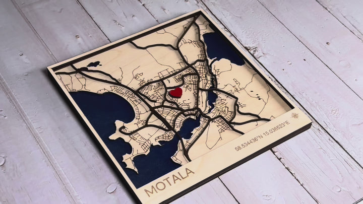 Närbild av karta i trä föreställande Motala.
