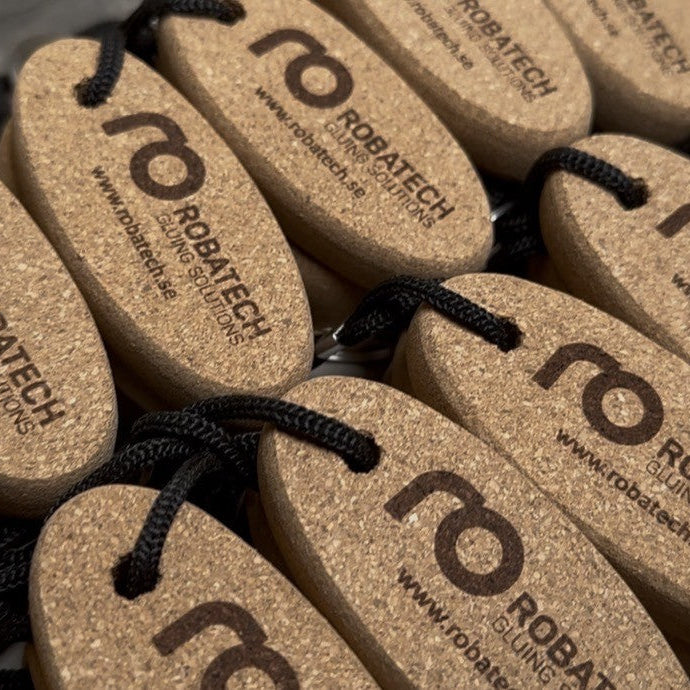 Graverade flytande nyckelringar i kork med företagslogotyper – hållbara och personliga profilprodukter.