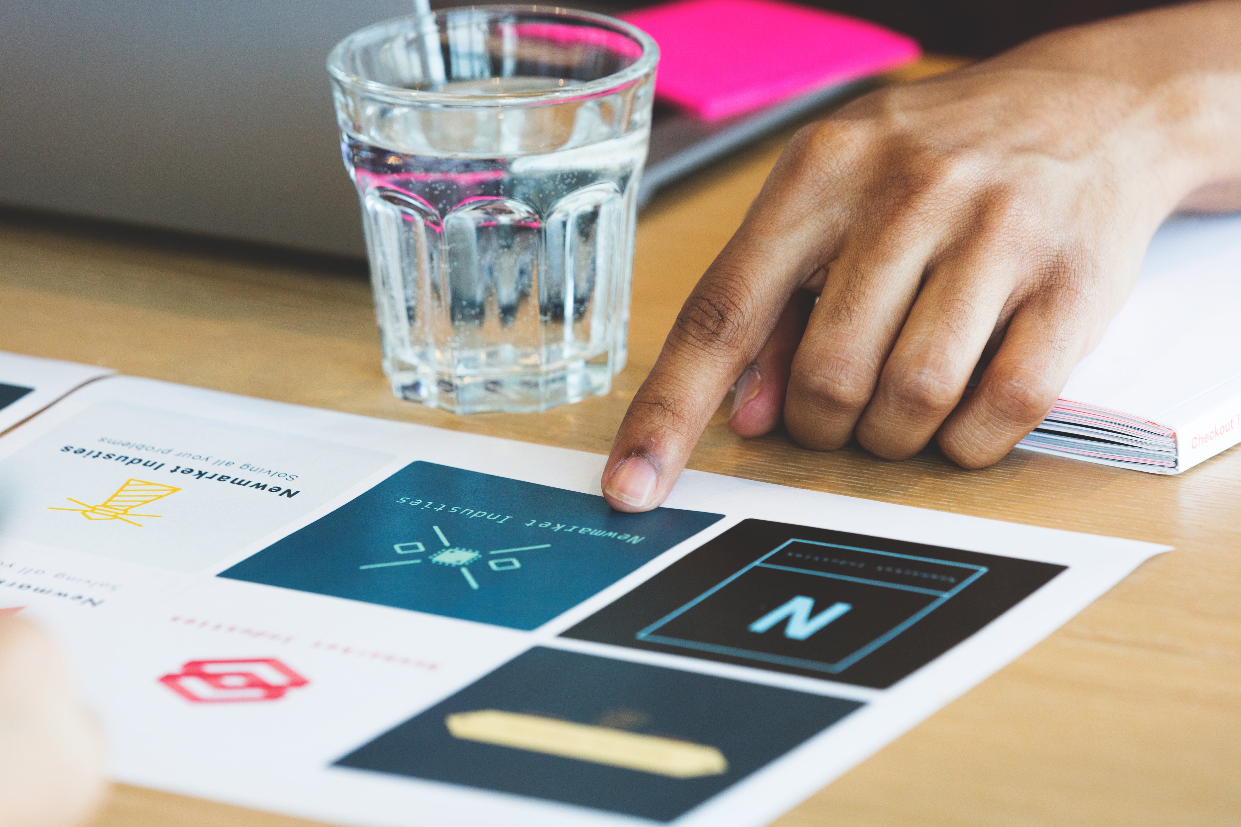 Korrektur och prov för godkännande innan produktion – vi säkerställer att allt blir rätt.