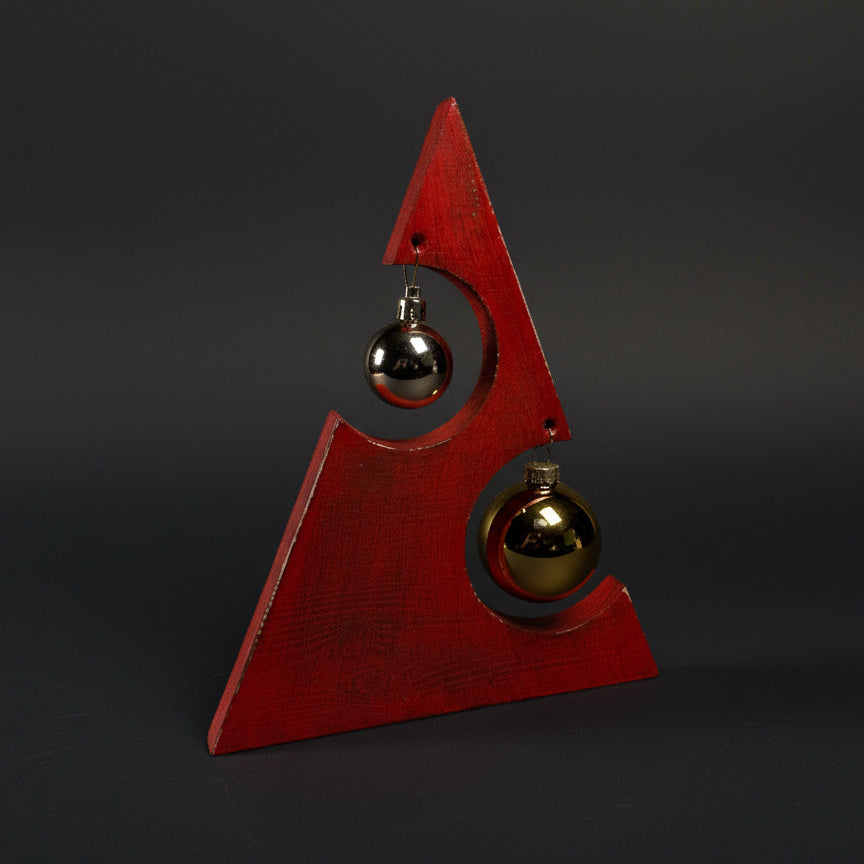 Handgjord röd julgran i trä med plats för kulor och ljus, målad med rustik finish av Norrgården.