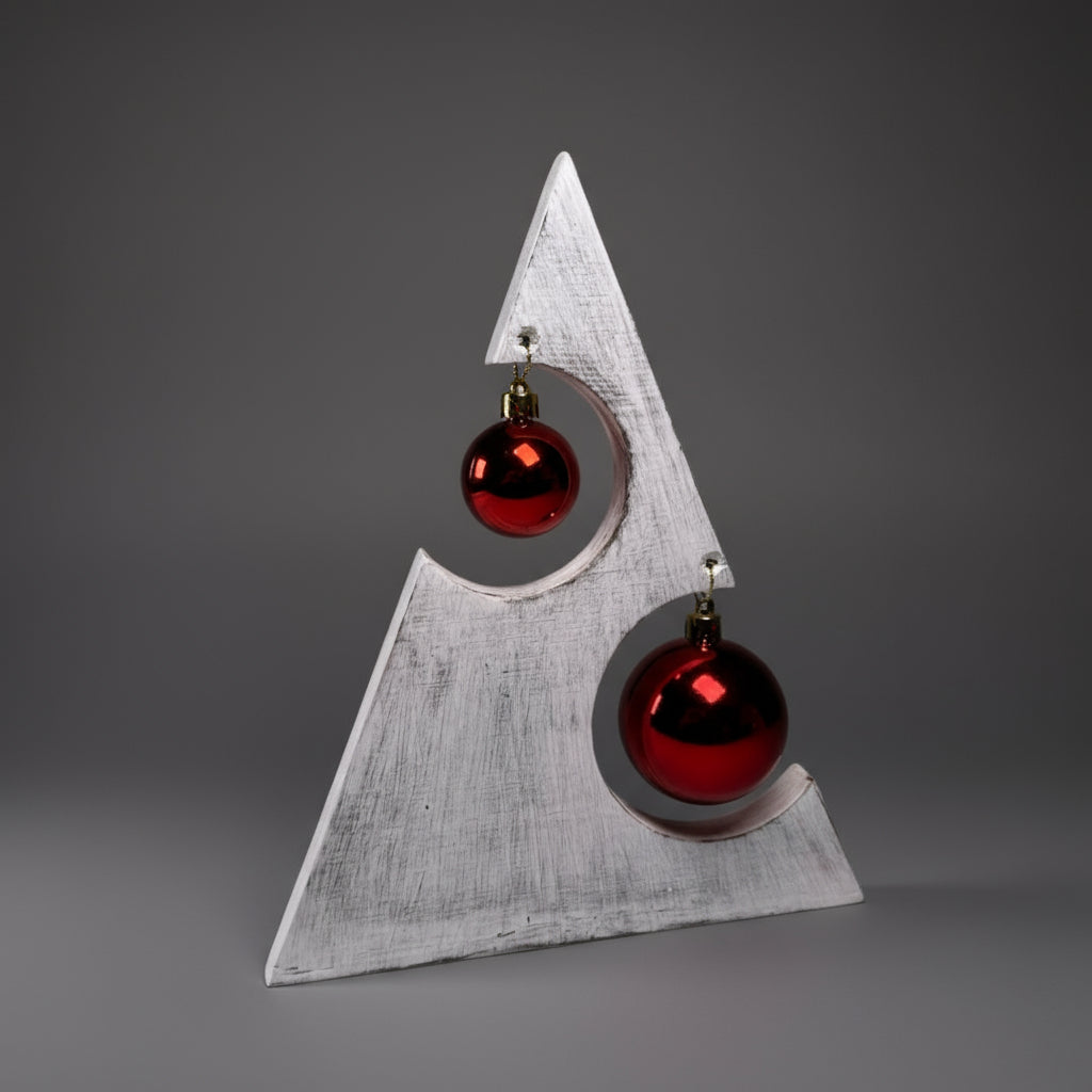 Handgjord vit julgran i trä med plats för julkulor och ljus, målad för hand i rustik stil av Norrgården.