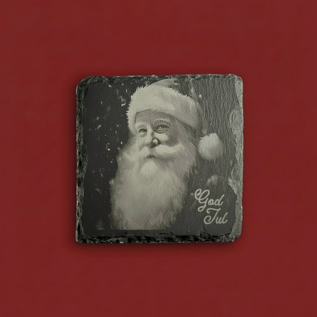 Tomteporträtt graverat på skifferunderlägg med texten God Jul.