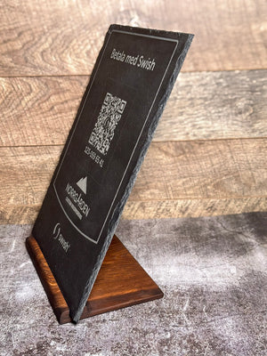 Närbild på skifferskylt med QR-kod och text för Swish-betalning – graverad med hög precision