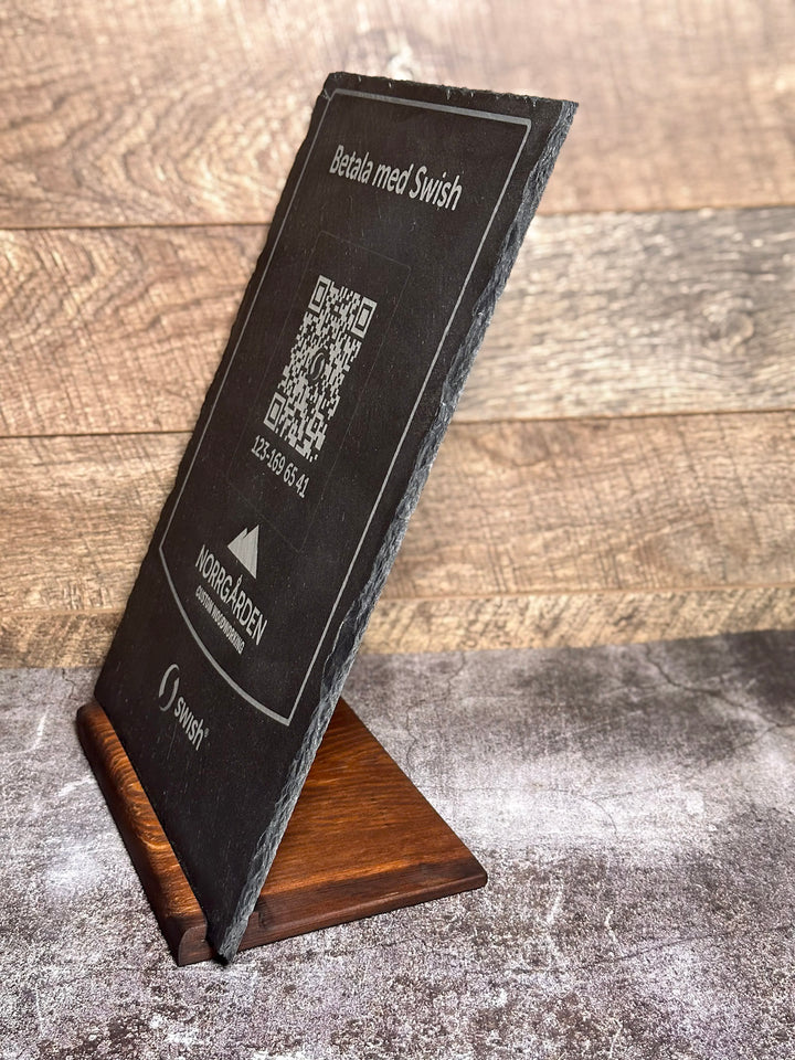 Närbild på skifferskylt med QR-kod och text för Swish-betalning – graverad med hög precision
