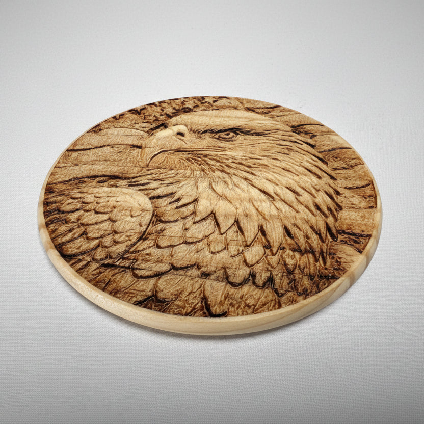 träunderlägg med örn och amerikansk flagga