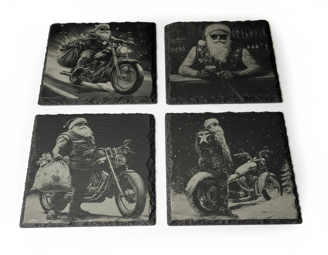 Underlägg i skiffer med graverade Biker-Santa-motiv, fotograferade mot neutral bakgrund. Visar detaljer i gravyren och den naturliga strukturen i stenen.