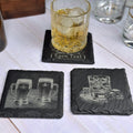 Skifferbricka gruppfoto med graverade underlägg – whisky och ölglas – perfekt present till drinkälskaren