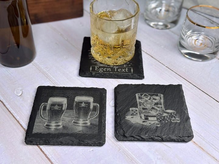 Skifferbricka gruppfoto med graverade underlägg – whisky och ölglas – perfekt present till drinkälskaren