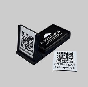 Svart visitkortshållare med QR-kod, fylld med visitkort och med en extra utbytbar skylt bredvid