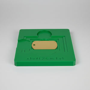 ID-bricka 50x30 mm placerad i batch-jigg för xTool F2