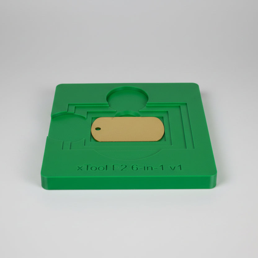 ID-bricka 50x30 mm placerad i batch-jigg för xTool F2