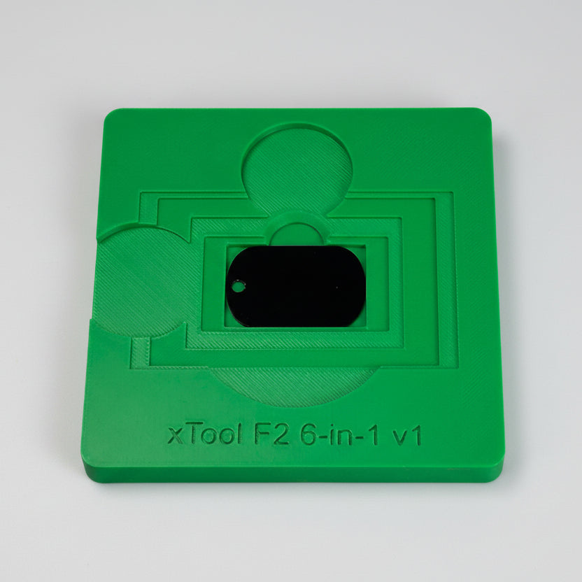 Nyckelbricka 38x25 mm i graveringsjigg för xTool F2