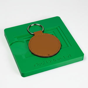 Rund lädernyckelring 55 mm placerad i batch-jigg för xTool F2