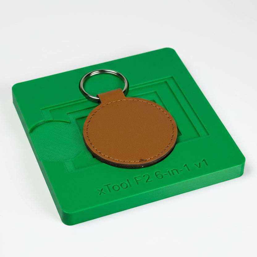 Rund lädernyckelring 55 mm placerad i batch-jigg för xTool F2