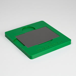 Visitkort placerat i batch-jigg för xTool F2 för exakt gravering